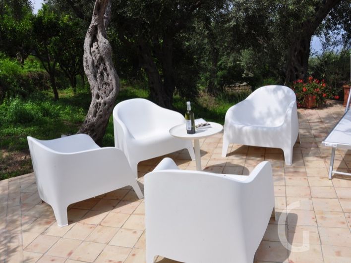 villa-laura-sitzmoebel-am-pool-zum-relaxen.JPG