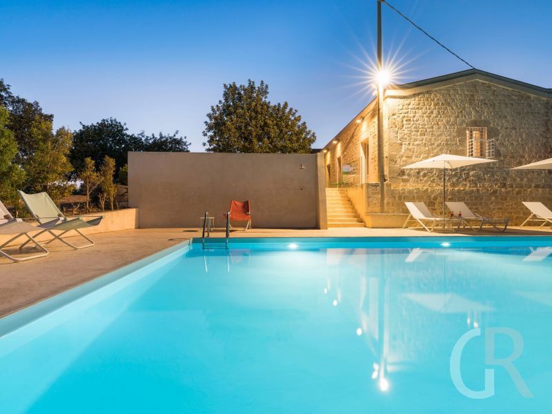 villa-luna-beleuchteter-pool.jpg