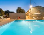 villa-luna-beleuchteter-pool.jpg
