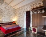 villa-luna-rotes-bett.jpg