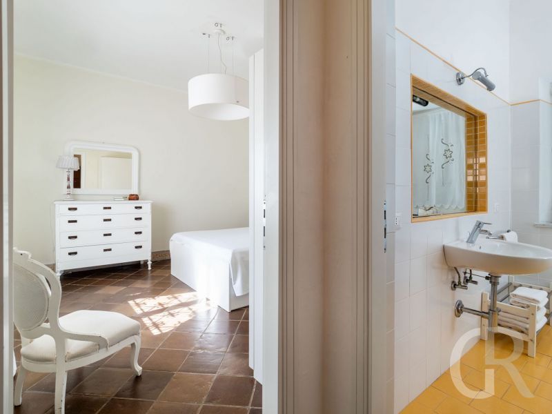 villa-maddalena-badezimmer-und-schlafbereich.jpg
