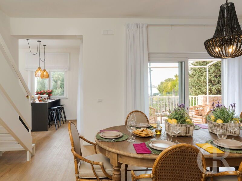 villa-maddalena-esstisch-im-wohnzimmer.jpg