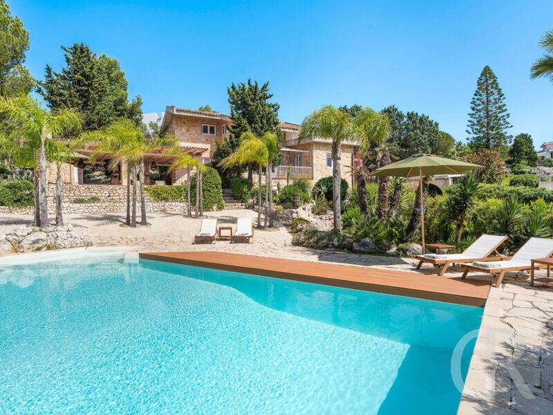 villa-maddalena-pool-und-villa.jpg