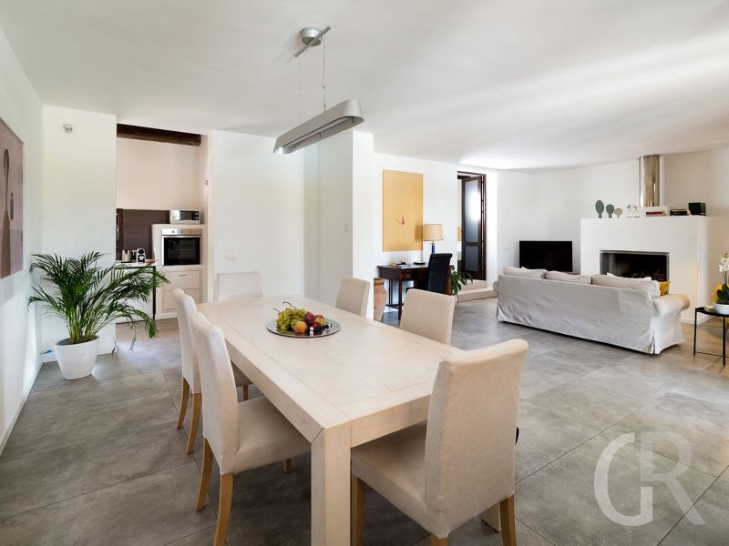villa-mara-offener-wohnraum-mit-esstisch.jpg