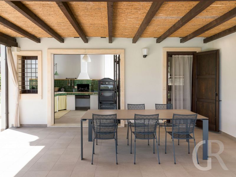 villa-mara-terrassentisch.jpg