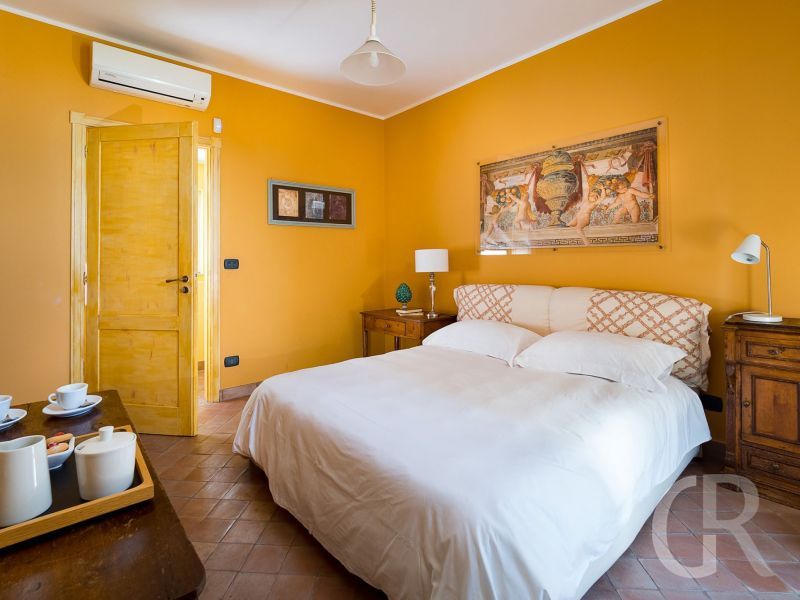 villa-mila-grosses-doppelbett-im-schlafzimmer.jpg