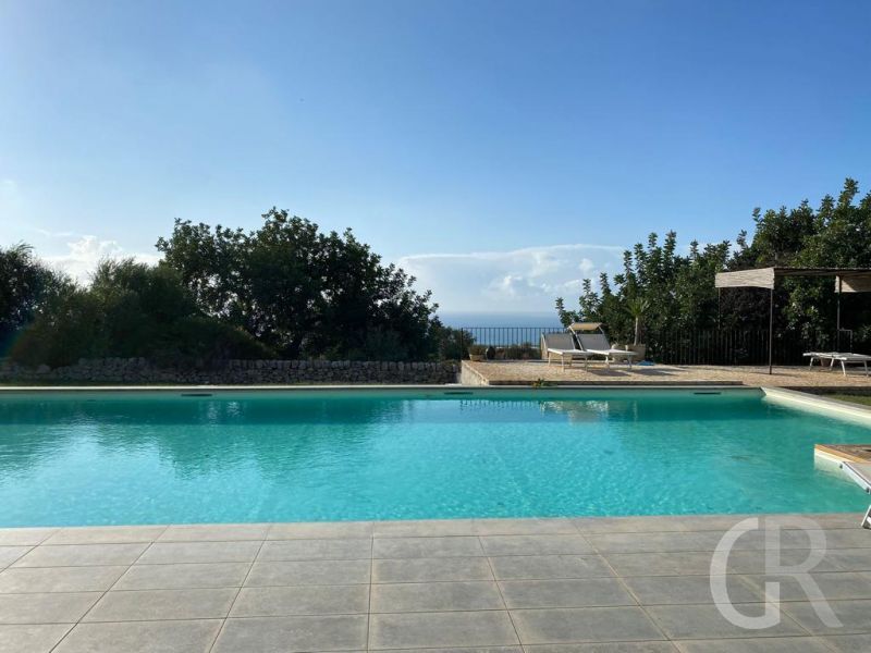 villa-mit-pool-und-trauimblick.jpg