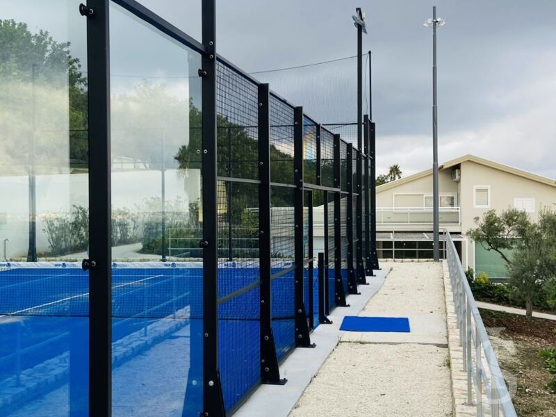 villa-nausica-zugang-zum-padel-tennis.jpeg