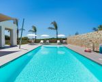 villa-nica-terrasse-am-pool-mit-sonnenschirmen.jpg