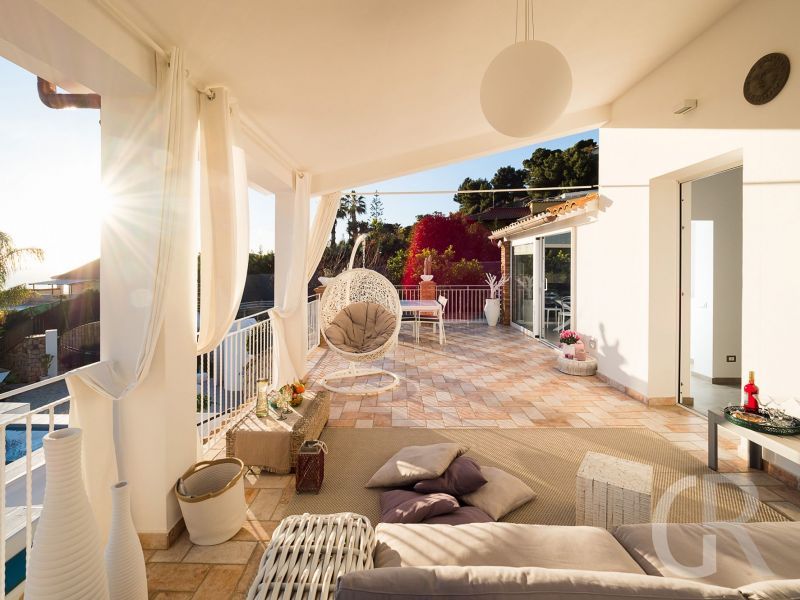 villa-pales-ueberdachte-terrasse.jpg