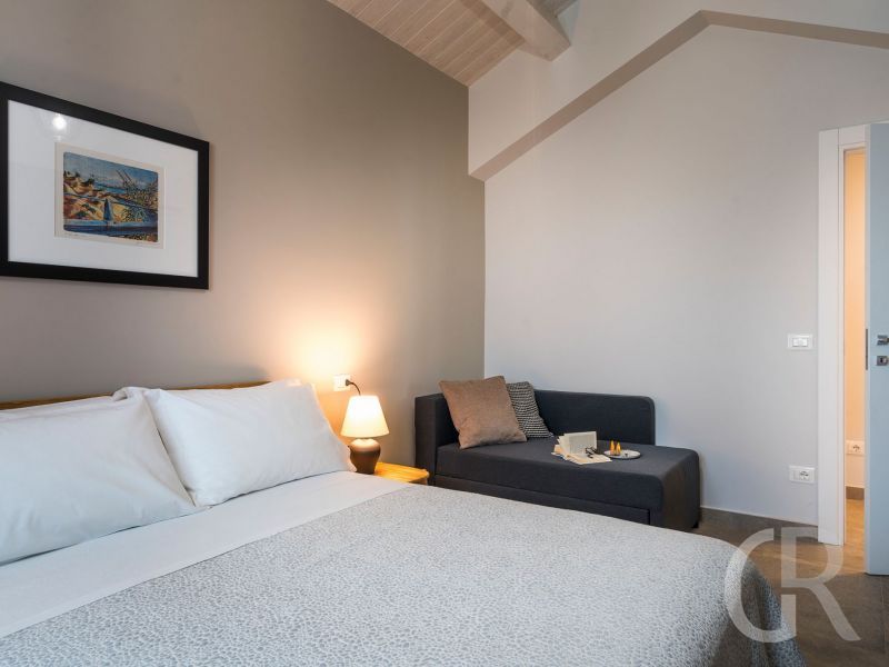 villa-paolina-weisses-doppelbett-im-schlafraum.jpg