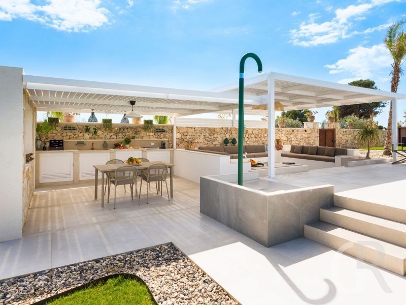 villa-paradisus-terrasse-mit-tisch.jpg