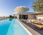 villa-persefone-pool-mit-sonnenschirm.jpg