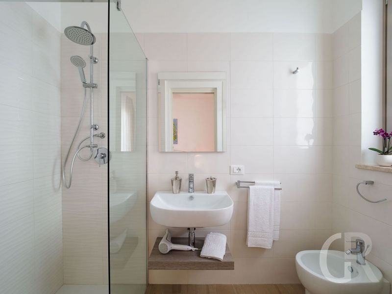 villa-pietra-del-sole-bad-mit-waschbecken.jpg