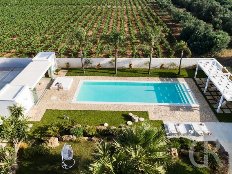 villa-pietra-del-sole-blick-von-oben-auf-den-pool.jpg