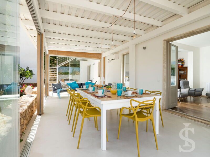 villa-pietra-del-sole-einladender-esstisch.jpg