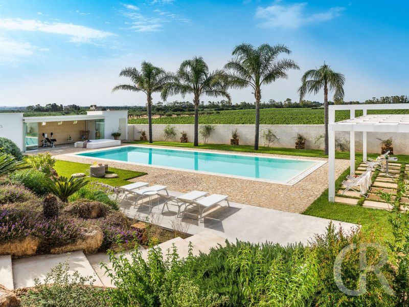 villa-pietra-del-sole-pool-mit-palmen.jpg