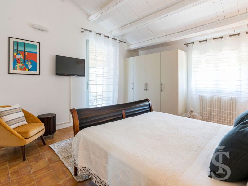 villa-pigna-blue-grosses-bett-im-schlafraum.jpg