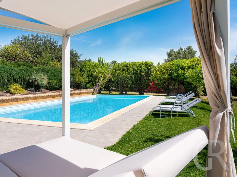 villa-pigna-blue-pool-und-garten.jpg