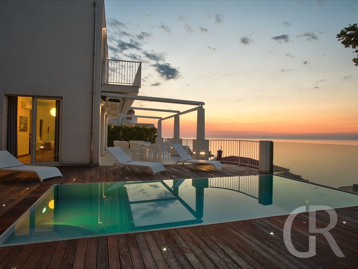 villa-salina-pool-in-der-abenddaemmerung.jpg