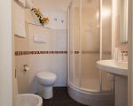 villa-timparosa-bad-mit-dusche.jpg