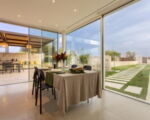 villa-trifilla-essbereich-innen-zur-terrasse-und-garten.jpg