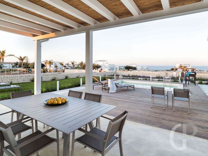 villa-ulivo-ueberdachte-terrasse-mit-essplatz.jpg