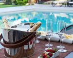 villa-viagrande-sekt-am-pool.jpg