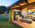 villa-viagrande-ueberdachte-terrasse.jpg
