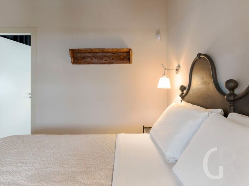 villa-ziguli-weisses-doppelbett.jpg