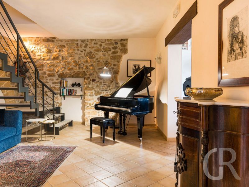 ager-costa-treppe-und-klavier.jpg