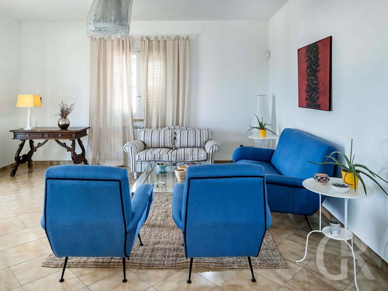casa-bianca-blaue-sitzmoebel.jpg