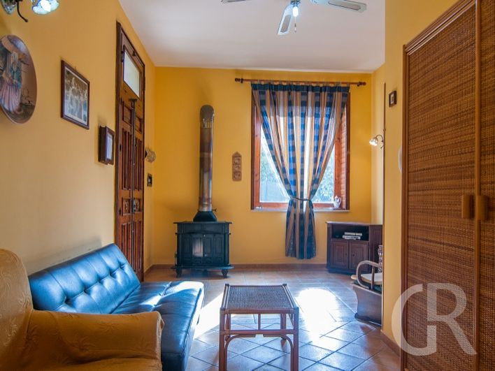 casa-capperi-wohnraum-mit-sofa-und-ofen.jpg