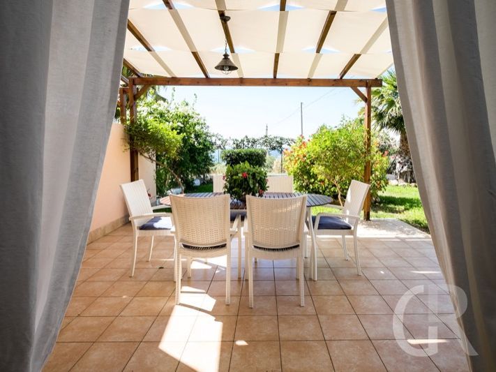 casa-levante-ueberdachter-freisitz.jpg