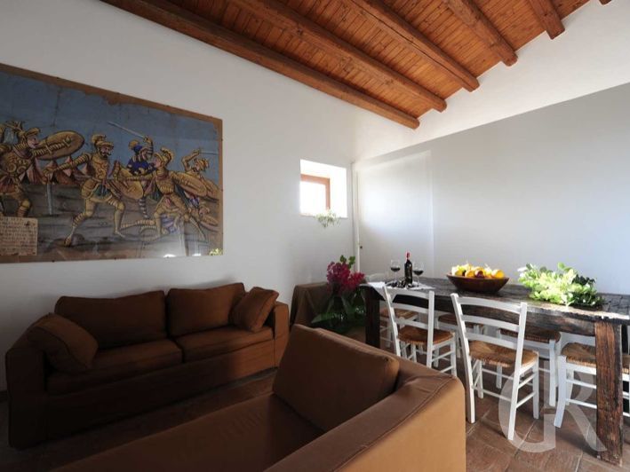 donnafugata_ferienwohnung_carrubo_esstischjpg.jpg