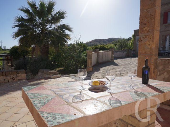 ferienhaus-aurora-seitliche-terrasse.JPG