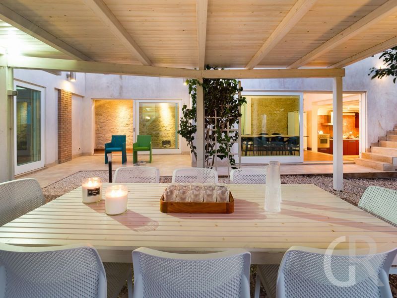 ferienhaus-baia-mar-esstisch-am-abend.jpg