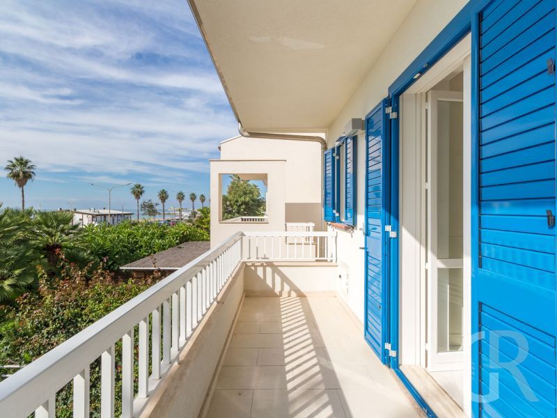ferienhaus-clotilde-balkon-mit-meerblick.jpg