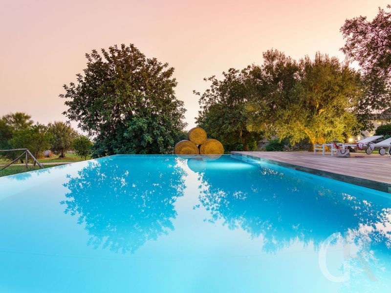 ferienhaus-dimora-pura-pool-am-morgen.jpg