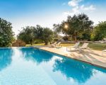 ferienhaus-dimora-pura-schwimmbad-mit-sonnenliegen.jpg