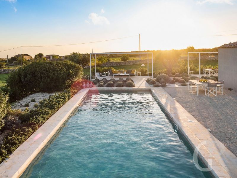 ferienhaus-hybla-pool-mit-blick-in-die-gegend.jpg