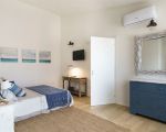 ferienhaus-marinella-blau-weisses-schlafzimmer.jpg
