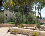 ferienhaus-marinella-gartenbett-vor-der-villa.jpg