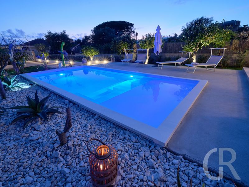 ferienhaus-teti-am-abend-schwimmbad.jpg