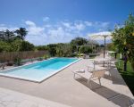 ferienhaus-teti-schwimmbad-mit-sonnenschirm.jpg