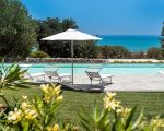 ferienhaus-ulivi-sonnenliegen-am-pool.jpg