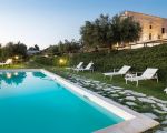 ferienhaus-villa-dorata-sonnenliegen-am-pool.jpg