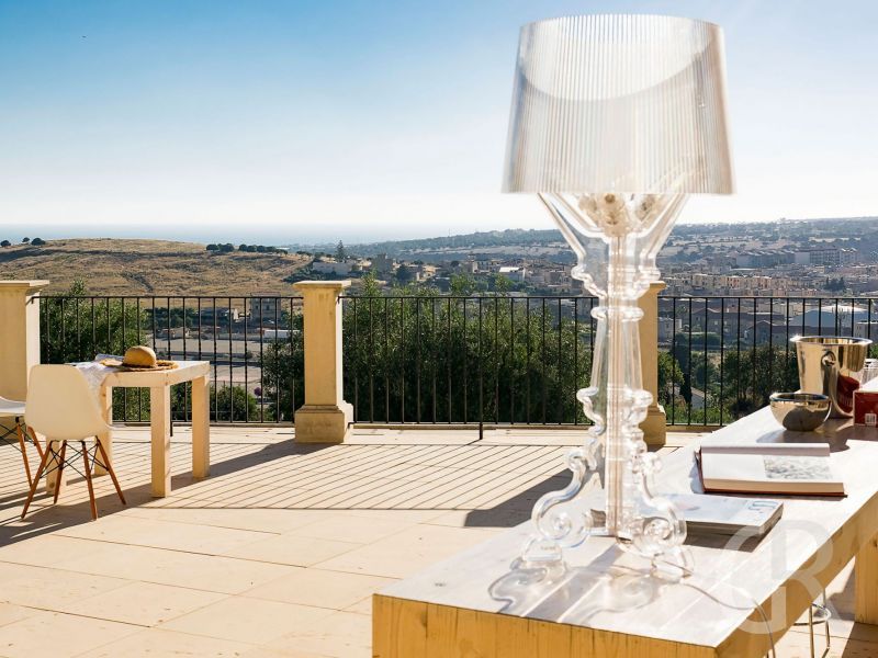ferienhaus-villa-dorata-terrasse-und-blick-auf-scicli.jpg