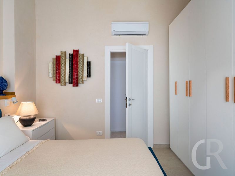 ferienhaus-villa-mora-schlafbereich-mit-bett-und-schrank.jpg
