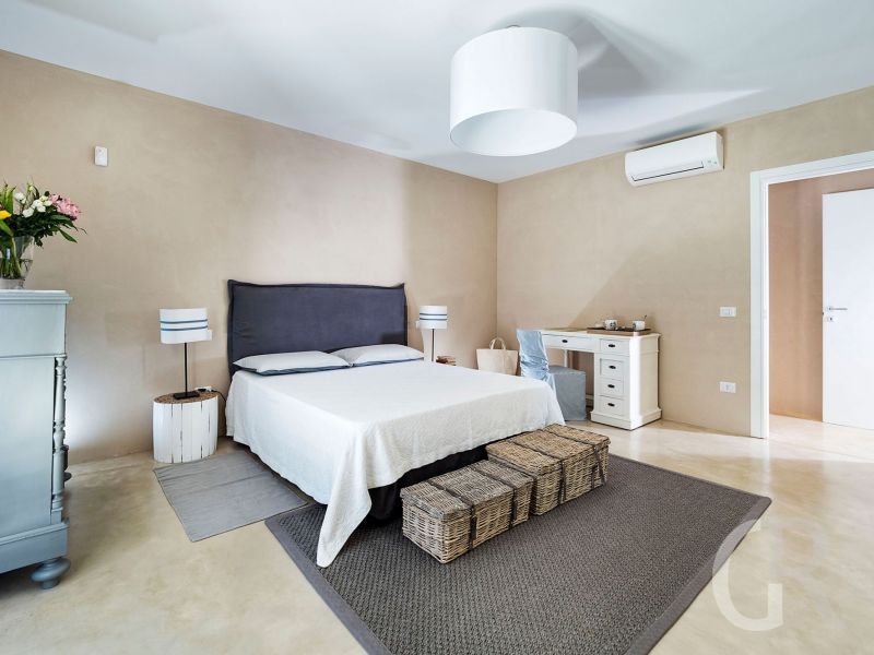 ferienvilla-grosses-schlafzimmer.jpg